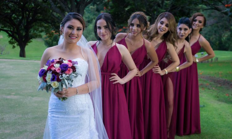 Aprende cómo combinar un vestido burdeos para una boda