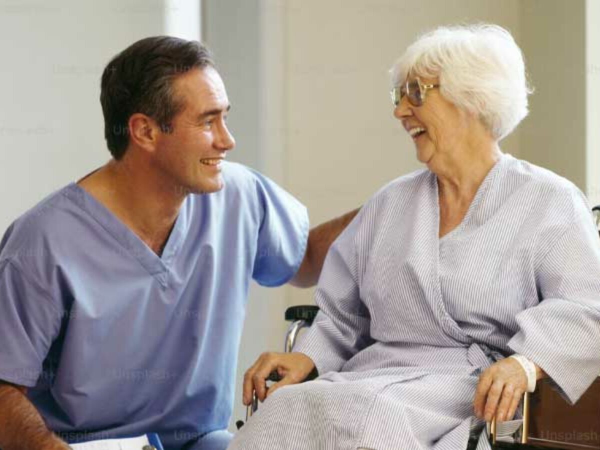 Qué hace un auxiliar de enfermería? Estudios, requisitos y funciones